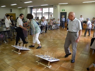 写真：サロンの続きは輪投げで遊ぼう