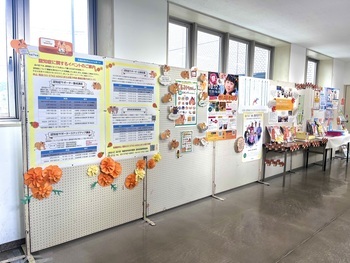 写真:渡り廊下パネル展示1