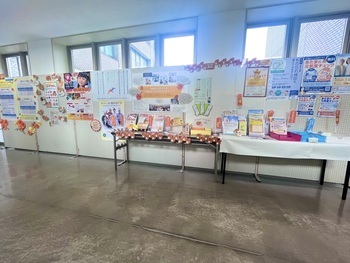 写真:渡り廊下パネル展示2