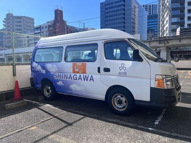 写真:車両マグネットの貼付1