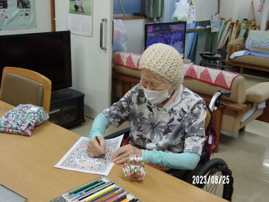 写真：キャンドル塗り絵の様子1