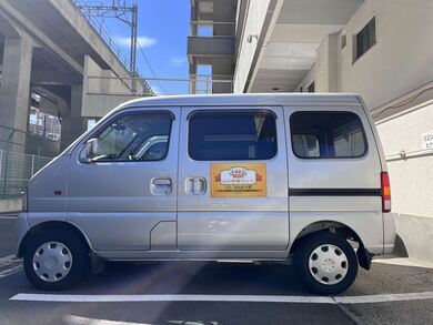 写真：公用車に車両マグネットの貼付1