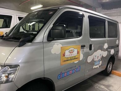 写真：公用車に車両マグネットの貼付2