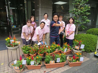 写真：花壇と社会福祉法人さくら会の職員