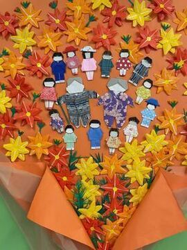 写真：折り紙で作成した橙色の花の壁画1