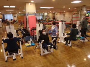 写真:マシンでトレーニングの様子