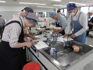 写真:シニアのためのやさしい手料理教室の様子