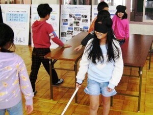 写真:山中小学校 白杖体験をする子ども