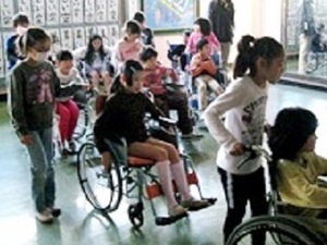 写真:山中小学校 車いす体験をする子ども