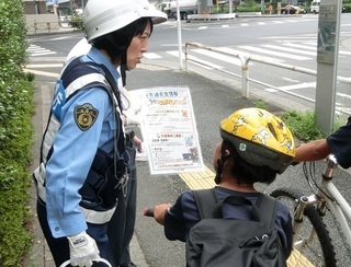 写真:区と警察署が合同で実施した「ながらスマホ」防止啓発活動の様子