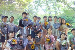 写真:エシカルカフェ第2回 フラワーアイテムをもって記念撮影