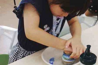 写真:エシカルカフェ第1回 クリスタルサンドアート制作中