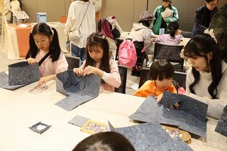 写真:エシカル消費イベント2025 再生フェルト素材でケース作り