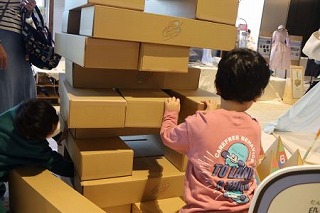 写真:エシカル消費イベント2025 ダンボールジェンガ