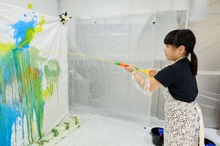 写真:エシカルカフェ第3回 水鉄砲アート