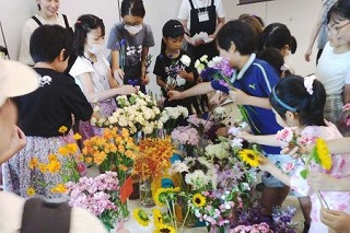 写真:エシカルカフェ第2回 花を選ぶ参加者