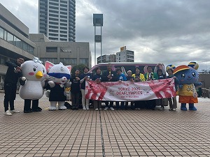写真:キャラバンカー来庁1