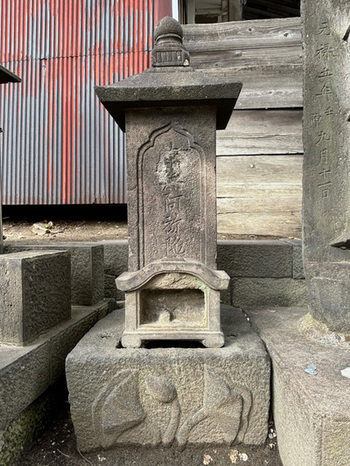 写真:善福寺石造念仏講供養塔