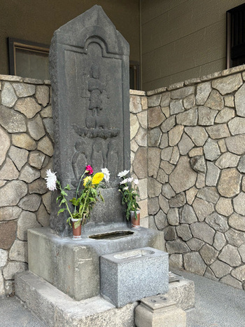 写真：本覚寺石造庚申供養塔