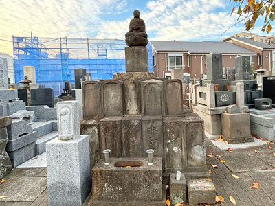 写真：阿波藍商人墓標群