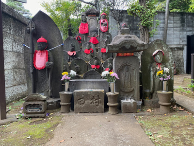 写真：西光寺石造供養塔