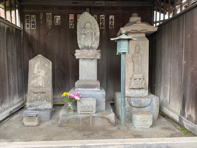 写真：来迎院石造念仏講供養塔1