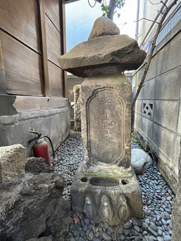 写真：大原不動堂內石造供養塔群2