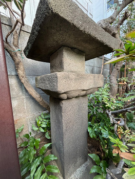 写真：大原不動堂內石造供養塔群3