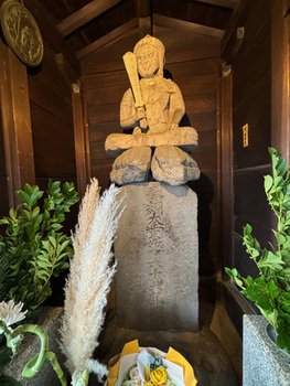 写真：大原不動堂內石造供養塔群4