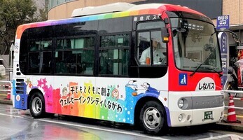 写真:しなバス SDGsデザインラッピング車両1