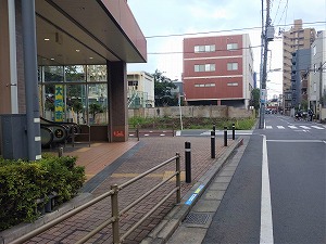 写真：サミットストア前