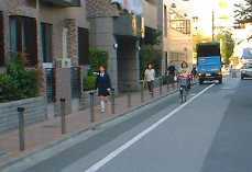 写真：連続した歩道状スペース