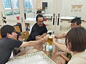 写真:黒うさぎでの乾杯の様子