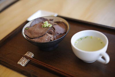 写真:早川町ジビエ処理加工施設の丼