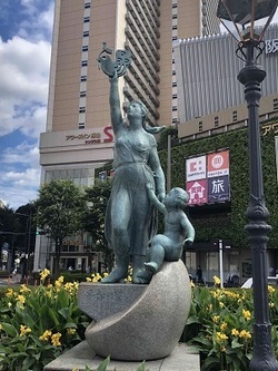 写真:大井町駅前の「平和の誓い」像