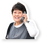電話で予約する東さんの写真