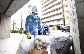 写真:ごみ収集中の今井啓介さん