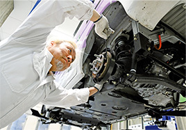 写真:車両の整備・点検中の多和田浩孝さん