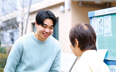 あいさつする写真