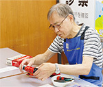 写真:診療(おもちゃの先生が故障箇所を確認)