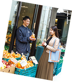 写真:もったいない推進店を利用する様子