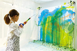 写真:廃コスメ絵具で作成した水鉄砲アート