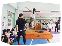 写真：幼児用のスラックライン