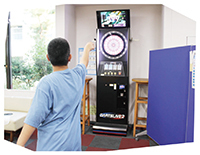 写真：ダーツで遊んでる様子