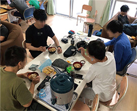 写真:居場所の支援の様子