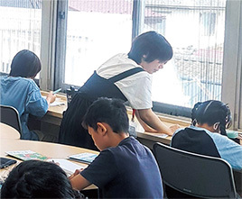 写真:学習支援員による勉強のサポートの様子