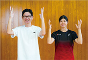 写真：両手を顔の横でひらひらさせる サインエール