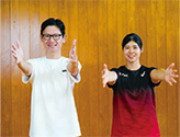 写真：両手を勢いよく前に動かす サインエール