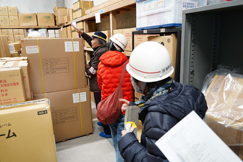写真:備蓄品を見学している様子