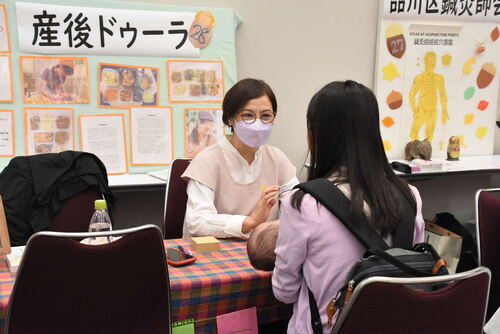 写真:産後相談している様子